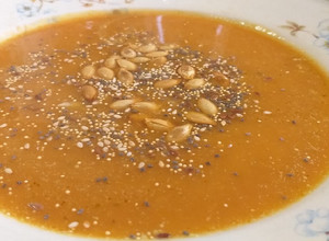 Una foto de Sopa de calabaza y remolacha