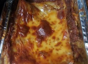 Una foto de Lasaña mixta, con salsa de queso y ajo