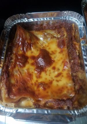 Una foto de Lasaña mixta, con salsa de queso y ajo