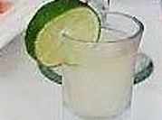 Una foto de bebida con crema de coco