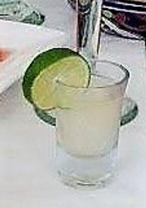 Una foto de Chupito de coco, limón y tequila