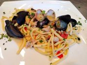 Una foto di calamari vongole