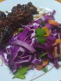 Solomillo marinado con col morado, frutas dulces y más