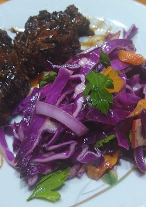 Una foto de Solomillo marinado con col morado, frutas dulces y más