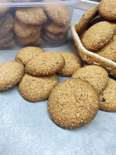 Фото Рассыпчатое печенье с кокосовой стружкой, кунжутом и орехами.