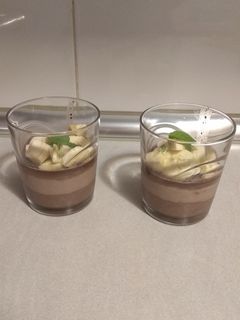 Una foto de Cuajada de chocolate con plátano y hierbabuena