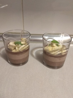 Una foto de Cuajada de chocolate con plátano y hierbabuena