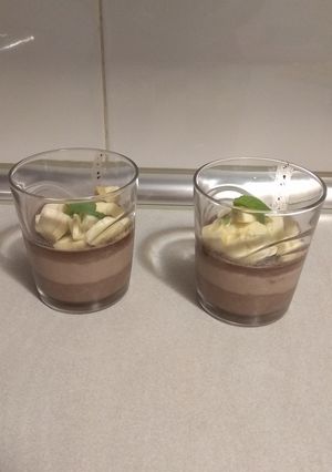 Una foto de Cuajada de chocolate con plátano y hierbabuena