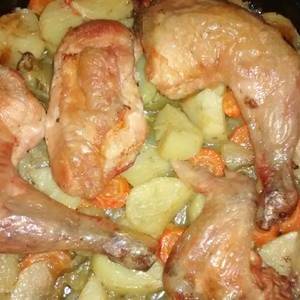 Pollo al horno sobre colchón de verduras (muy fácil y muy rico)