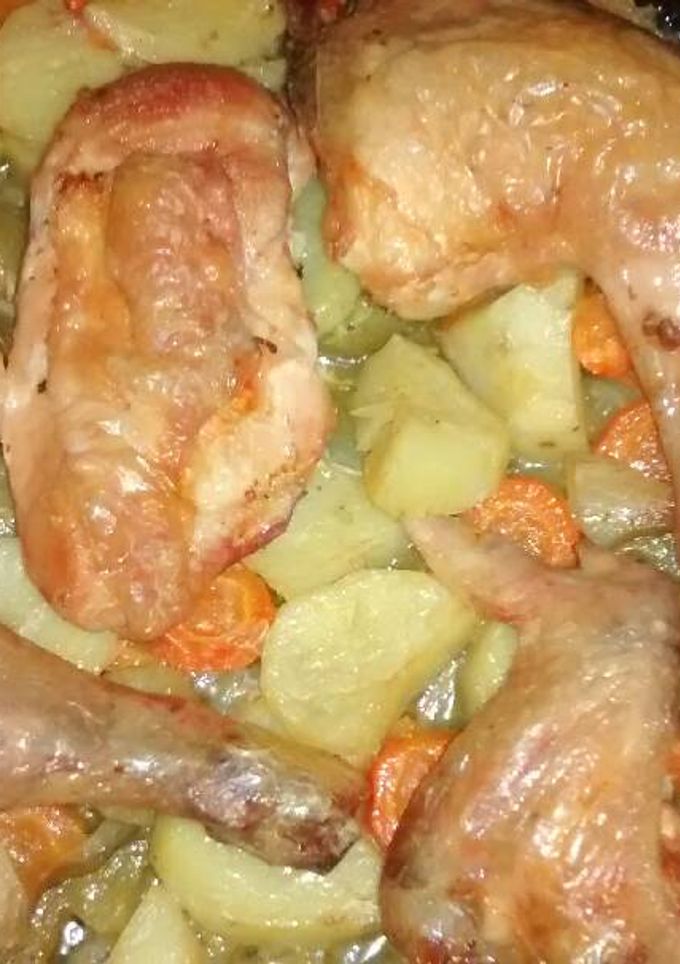 Una foto de Pollo al horno sobre colchón de verduras (muy fácil y muy rico)