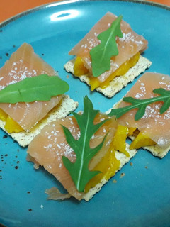Una foto de Aperitivo de Salmón ahumado, Mango y Coco rallado