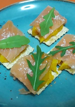 Una foto de Aperitivo de Salmón ahumado, Mango y Coco rallado
