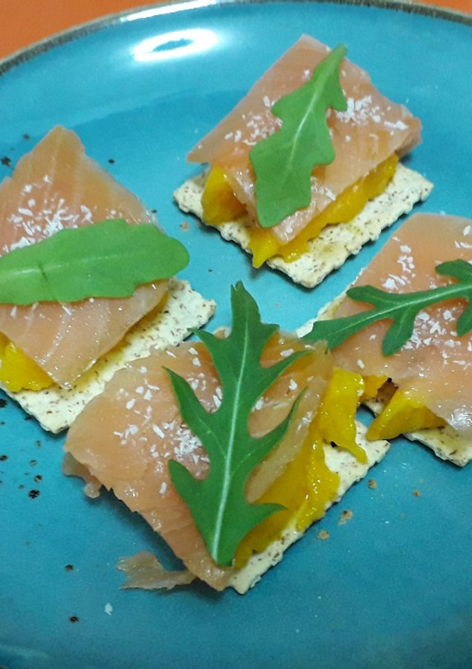 Una foto de Aperitivo de Salmón ahumado, Mango y Coco rallado