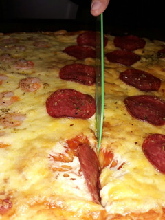 Una foto de Pizza con masa a la piedra