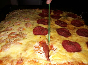 Una foto de Pizza con masa a la piedra