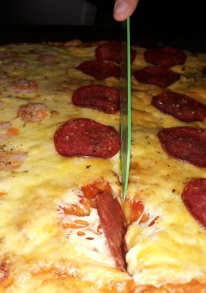 Una foto de Pizza con masa a la piedra
