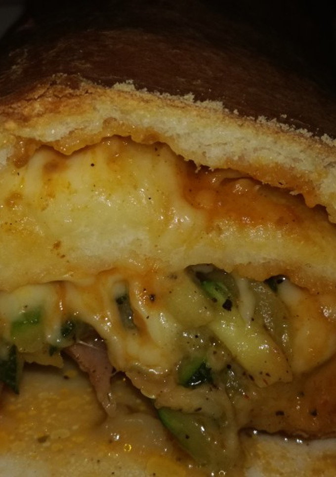 Una foto de Rollo de pizza con codillo, calabacín, mozzarella y romesco