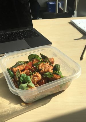 Zdjęcie przepisu Lunchbox orientalna sałatka z łososiem.
