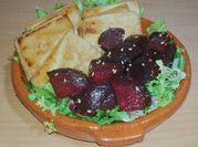Una foto de ensalada de betabel y manzana