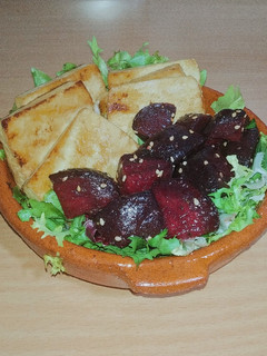 Una foto de Ensalada de remolacha con tofu marinado a la parrilla