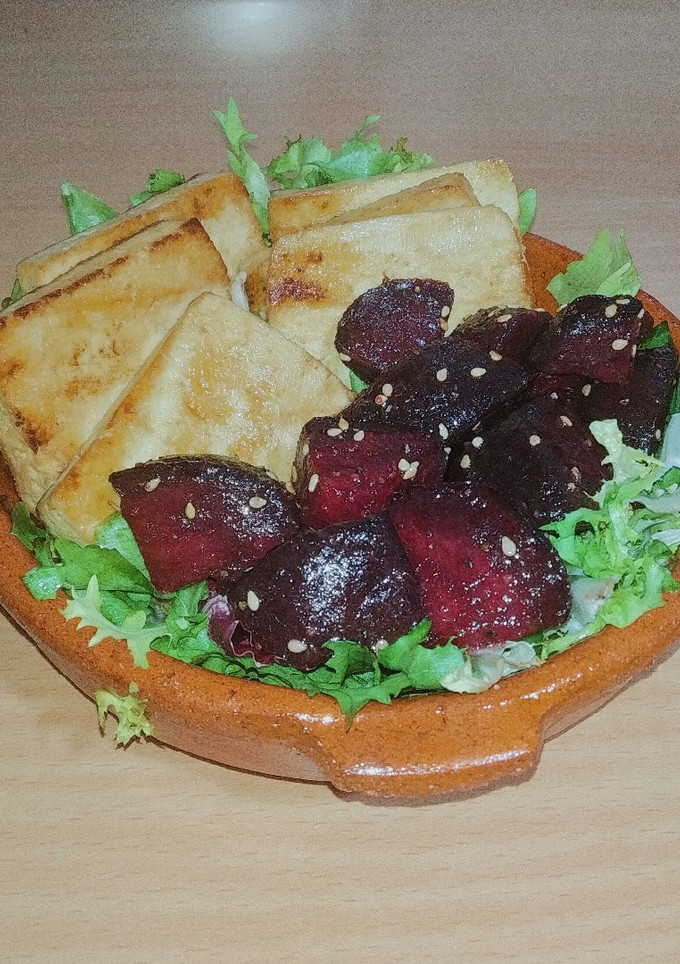 Una foto de Ensalada de remolacha con tofu marinado a la parrilla