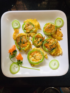 முட்டை ஸ்டப்ட் புடலங்காய்(egg stuffed bottlegourd recipe in tamil) செய்முறை முக்கிய புகைப்படம்
