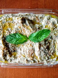 Una foto de Hummus de hierbabuena