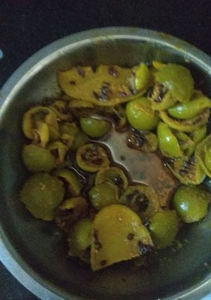 केरी और लसोड़े का अचार (Kairi aur lasode ka achar recipe in Hindi) रेसिपी मुख्य फोटो