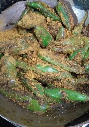 कड़ाई स्टफ्ड बेसन मिर्ची (kadai stuffed besan mirchi recipe in Hindi) रेसिपी मुख्य फोटो