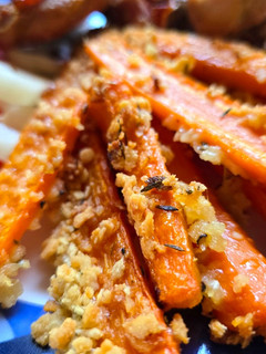 Parmezános, pankomorzsás sült sárgarépa recept fotója
