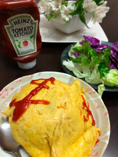 Una foto de Tortilla de arroz relleno Japonés OMURAIS🇺🇾🇯🇵オムライス