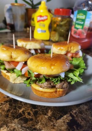 Una foto de Mini hamburguesas 🍔🍔🍔😋😋