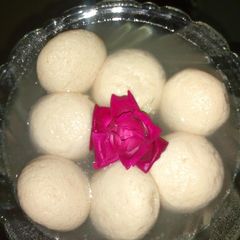 A picture of White spongy Rasagulla.