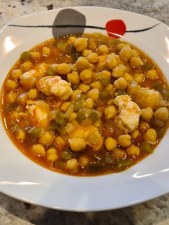 Una foto de Garbanzos con langostinos