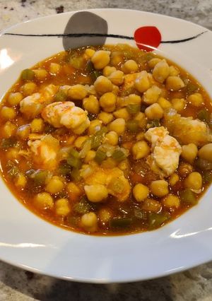 Una foto de Garbanzos con langostinos