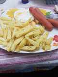 Papas fritas con huevo y salchichas