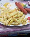 Papas fritas con huevo y salchichas