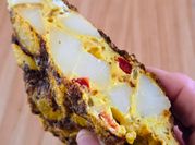 Una foto de tortilla de papa en cubos
