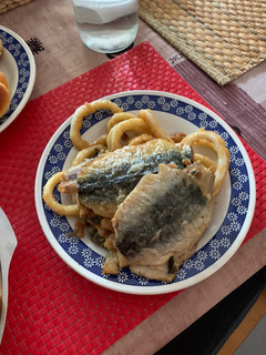 Una foto de Calamares y sardinas fritas con limón