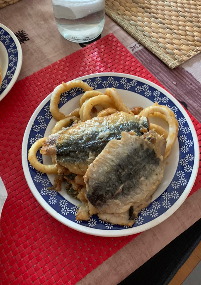 Una foto de Calamares y sardinas fritas con limón