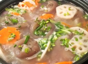 Hình của món Củ sen hầm chân giò.