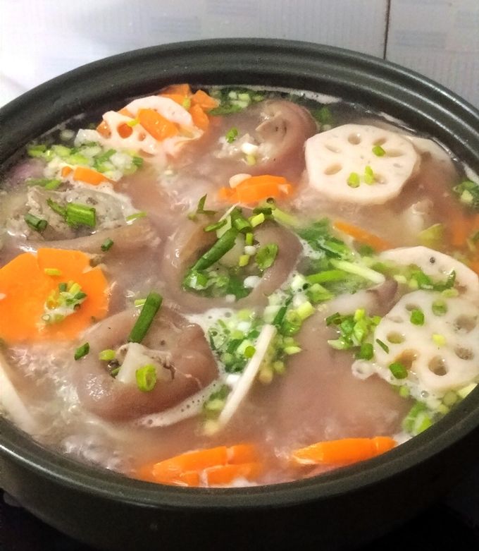 Hình của món Củ sen hầm chân giò.