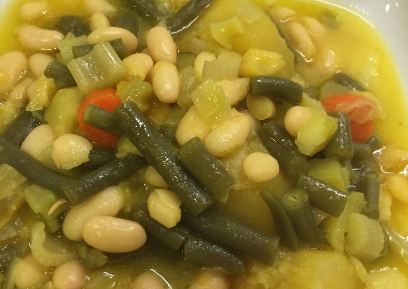 Alubias blancas con verduras a la dieta mediterránea