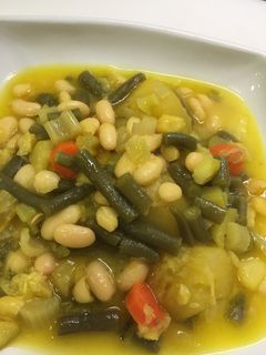 Una foto de Alubias blancas con verduras a la dieta mediterránea
