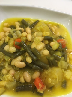 Una foto de Alubias blancas con verduras a la dieta mediterránea