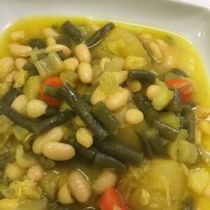Alubias blancas con verduras a la dieta mediterránea