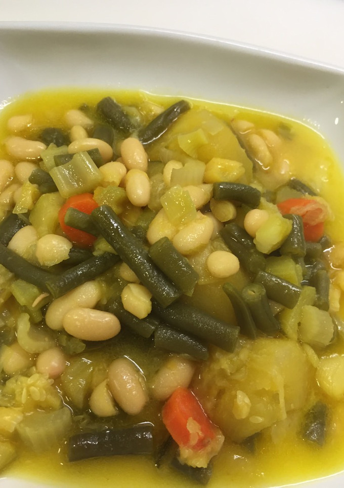 Una foto de Alubias blancas con verduras a la dieta mediterránea