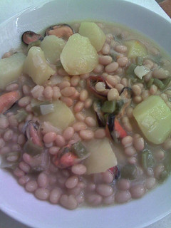 Una foto de Alubias arrocinas con patatas y mejillones