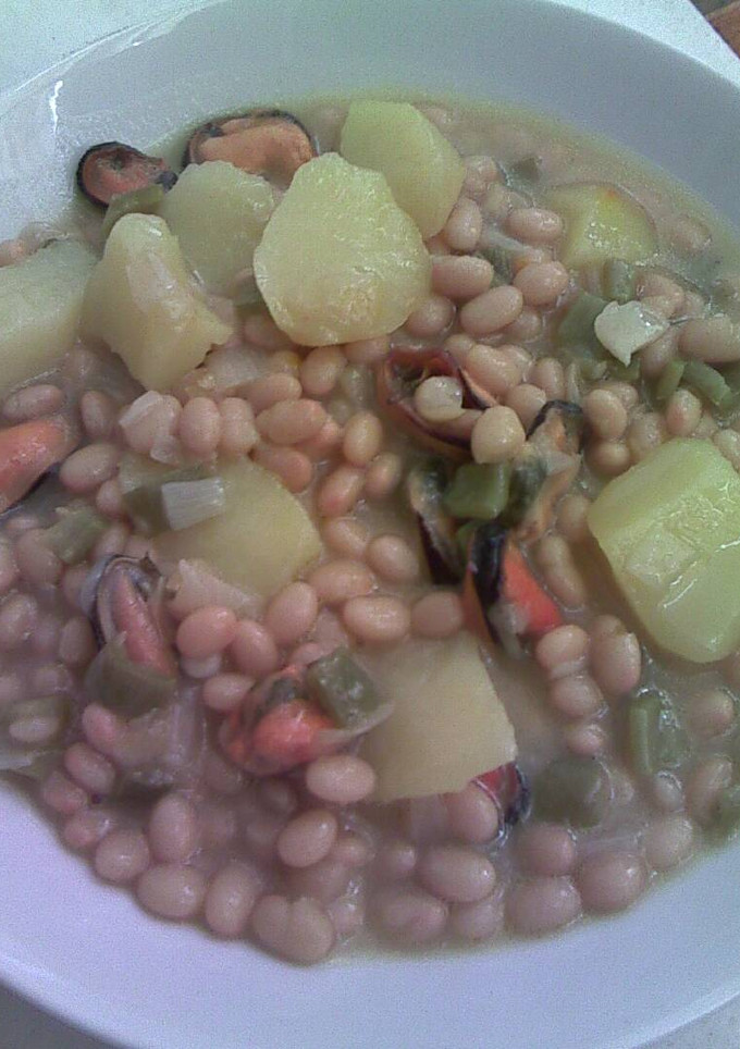 Una foto de Alubias arrocinas con patatas y mejillones