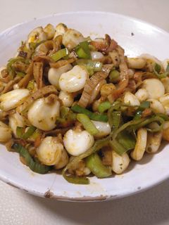 Una foto de Wok de mote con surimi en salsa picante